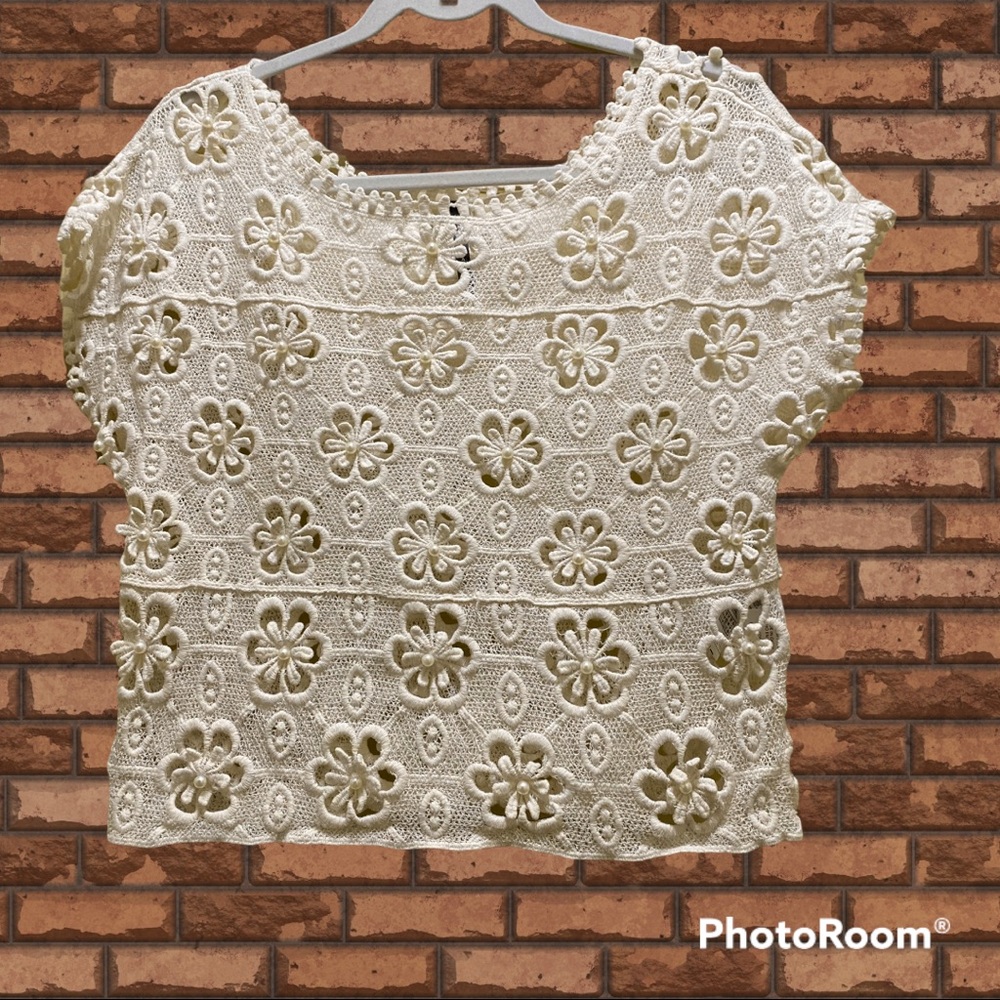NELLA FANTASIA cream colored sheer crocheted flower patterned women’s top size L